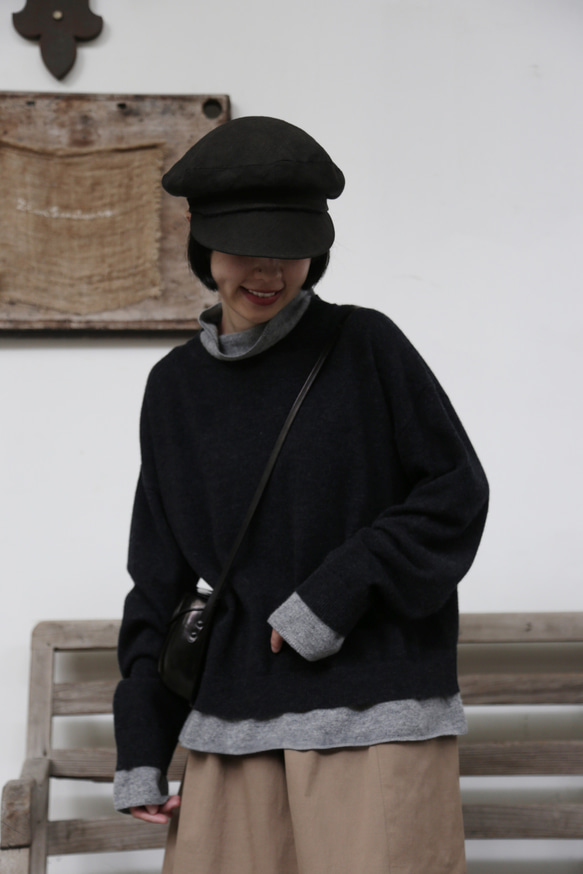 ★現貨★ 這款深灰色羊毛針織衫（251012-1）舒適度極佳，版型時尚。 第2張的照片