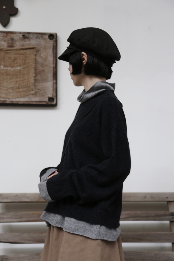 ★現貨★ 這款深灰色羊毛針織衫（251012-1）舒適度極佳，版型時尚。 第3張的照片