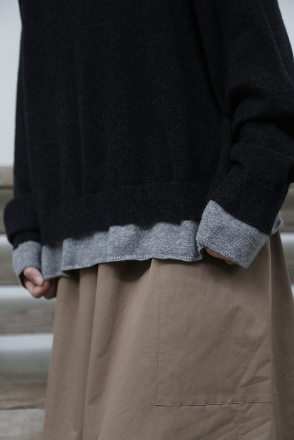 ★現貨★ 這款深灰色羊毛針織衫（251012-1）舒適度極佳，版型時尚。 第11張的照片