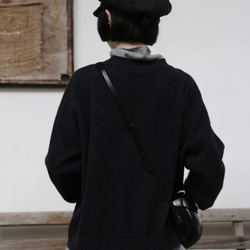 ★現貨★ 這款深灰色羊毛針織衫（251012-1）舒適度極佳，版型時尚。 第7張的照片