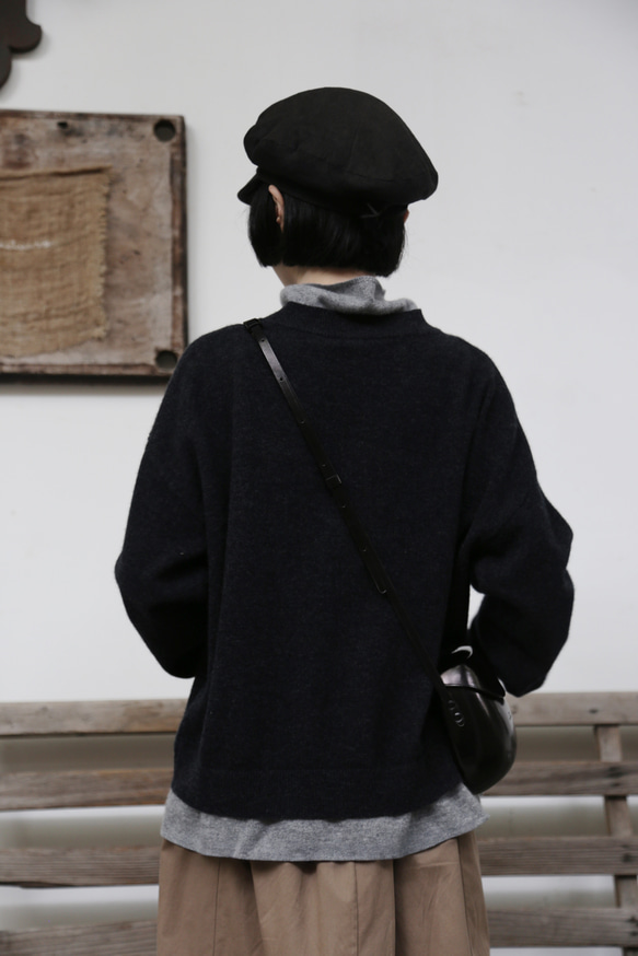 ★現貨★ 這款深灰色羊毛針織衫（251012-1）舒適度極佳，版型時尚。 第7張的照片