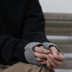 ★現貨★ 這款深灰色羊毛針織衫（251012-1）舒適度極佳，版型時尚。 第14張的照片