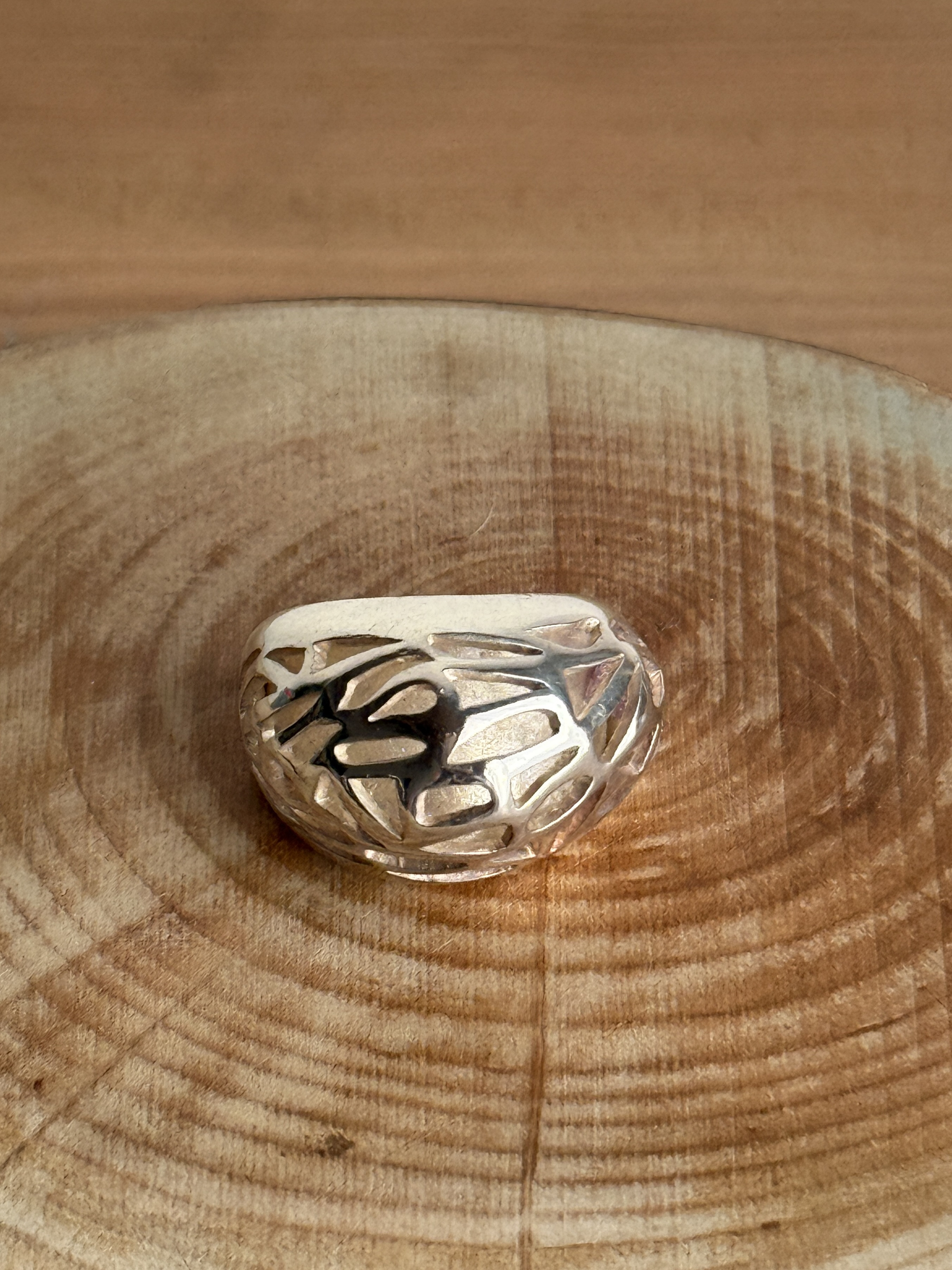 純銀中空ボリュームリング（中に合成石1つ入）