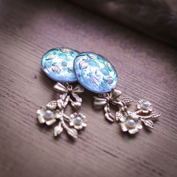「 Bloom 」イヤリング/ピアス *チェコガラスボタン・花・花束・りぼん・植物・パール・透明・黄緑・ゴールド・大ぶり 10枚目の画像