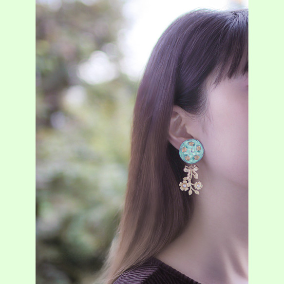 「 Bloom 」イヤリング/ピアス *チェコガラスボタン・花・花束・りぼん・植物・パール・透明・黄緑・ゴールド・大ぶり 2枚目の画像