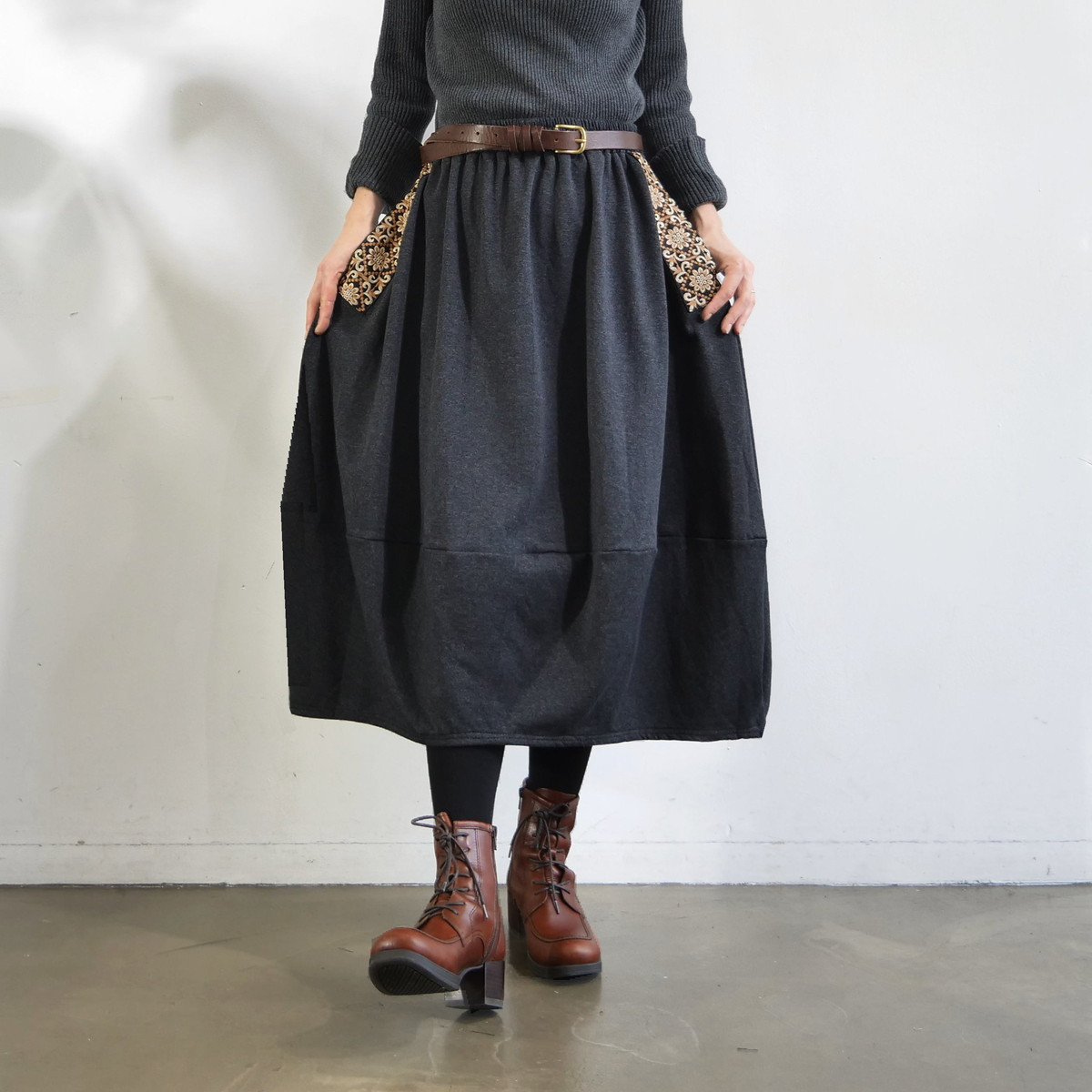 インド刺繍リボンのポケットが揺れる＊ふんわり大人可愛い＊ふんわり暖か裏起毛＊バルーンスカート＊チャコールグレー