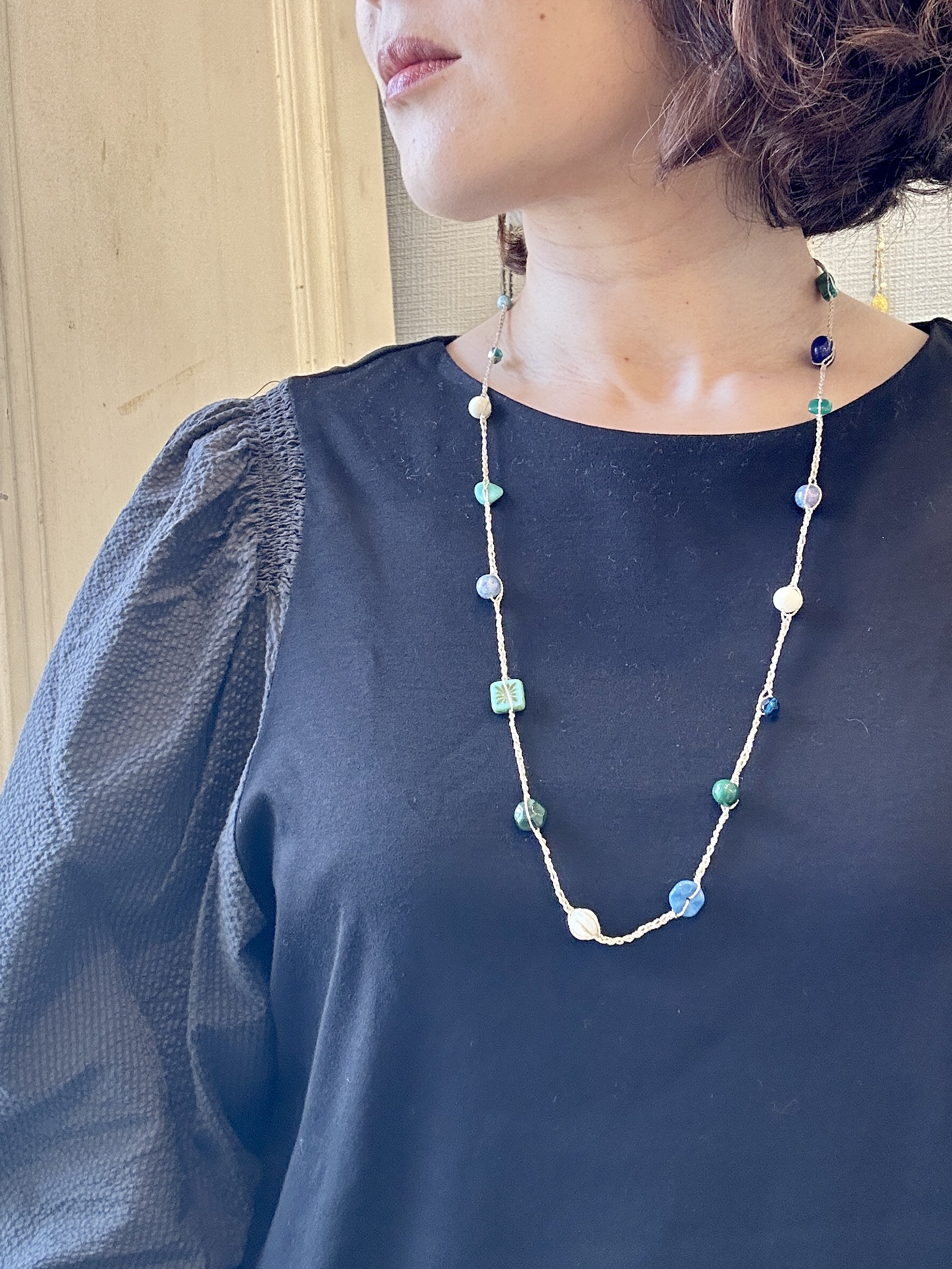 ヨーロッパビーズのカラフルクロシェネックレス・ブルー