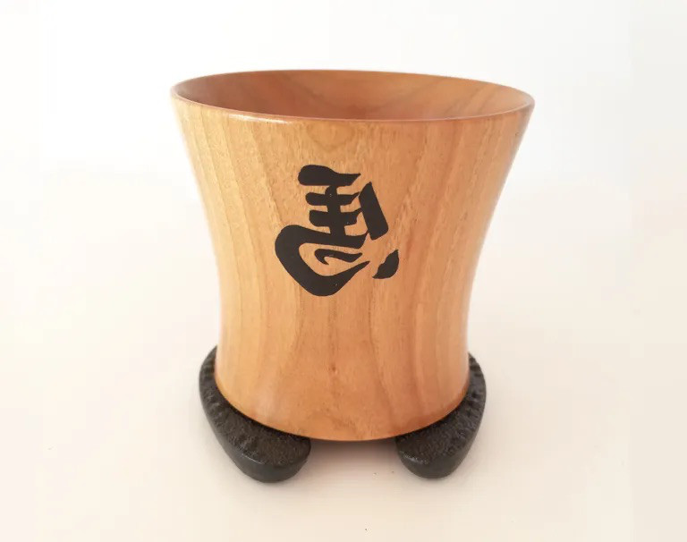 退職祝  木婚式  馬好きの方にも 木製 酒器【 福おちょこ 左馬  】南部鉄器 馬蹄形 コースター 付