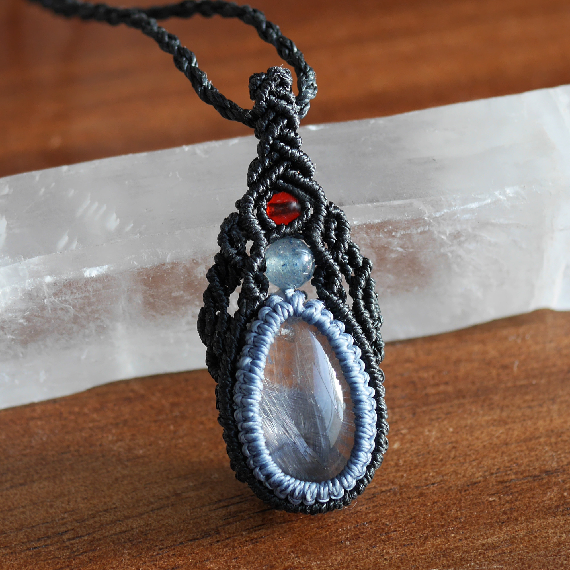 【2月特価】レア☆マクラメペンダント☆大粒 プラチナルチル（ブルッカイトインクォーツ）_220705