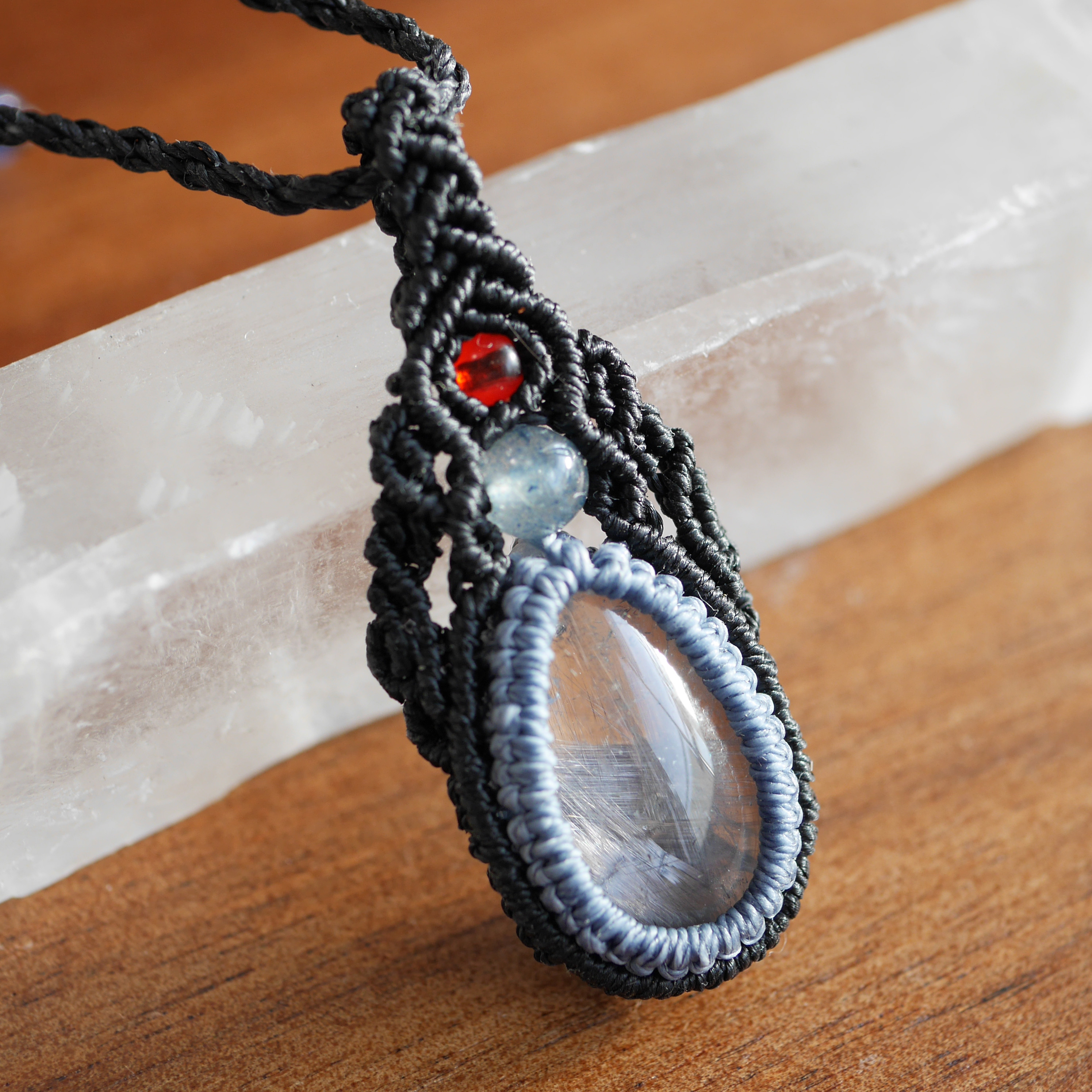 【2月特価】レア☆マクラメペンダント☆大粒 プラチナルチル（ブルッカイトインクォーツ）_220705