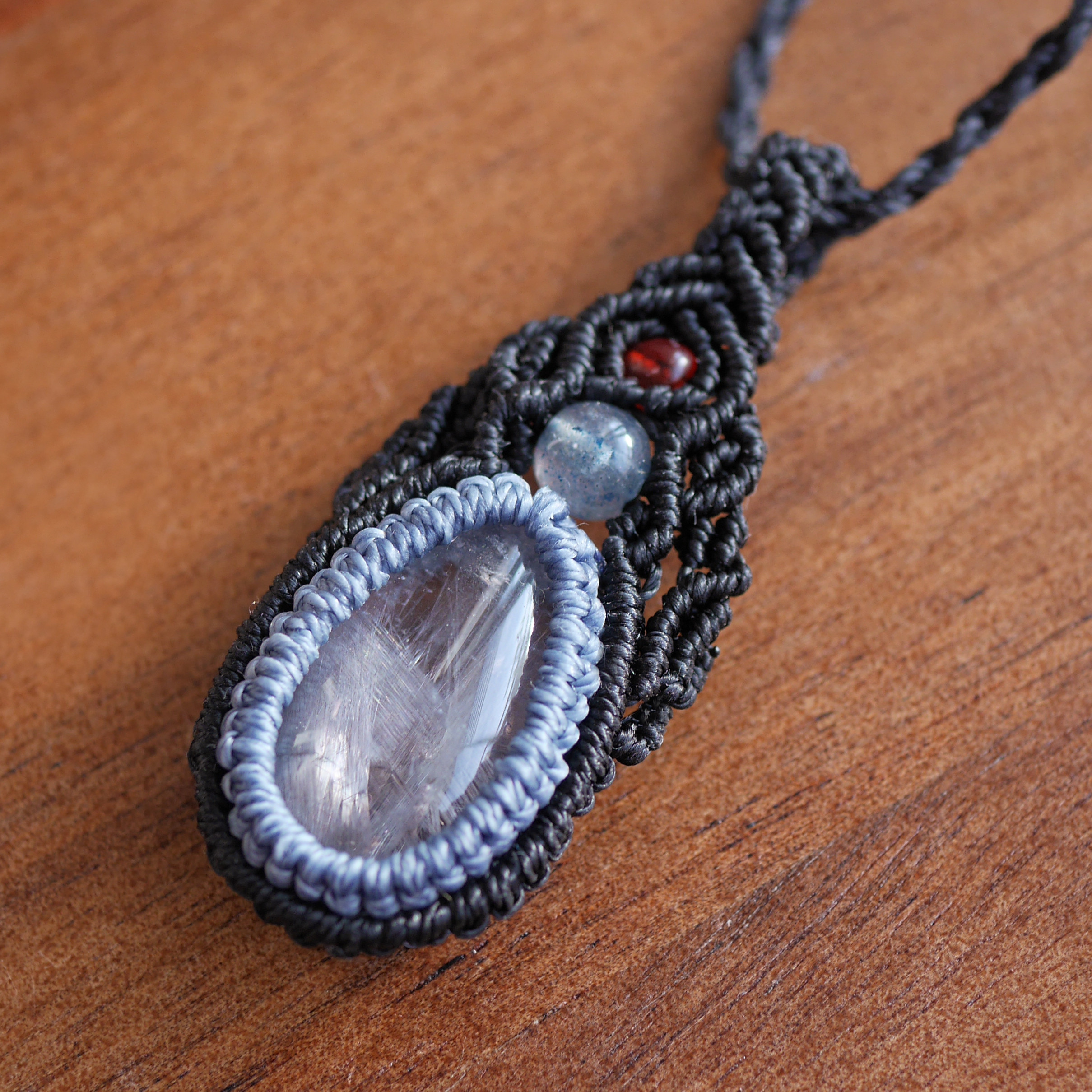 【2月特価】レア☆マクラメペンダント☆大粒 プラチナルチル（ブルッカイトインクォーツ）_220705