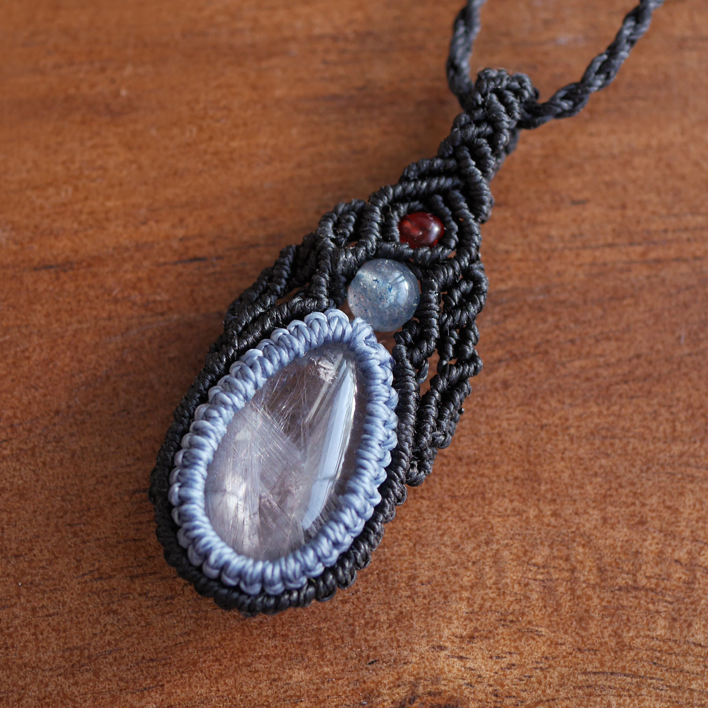 【2月特価】レア☆マクラメペンダント☆大粒 プラチナルチル（ブルッカイトインクォーツ）_220705