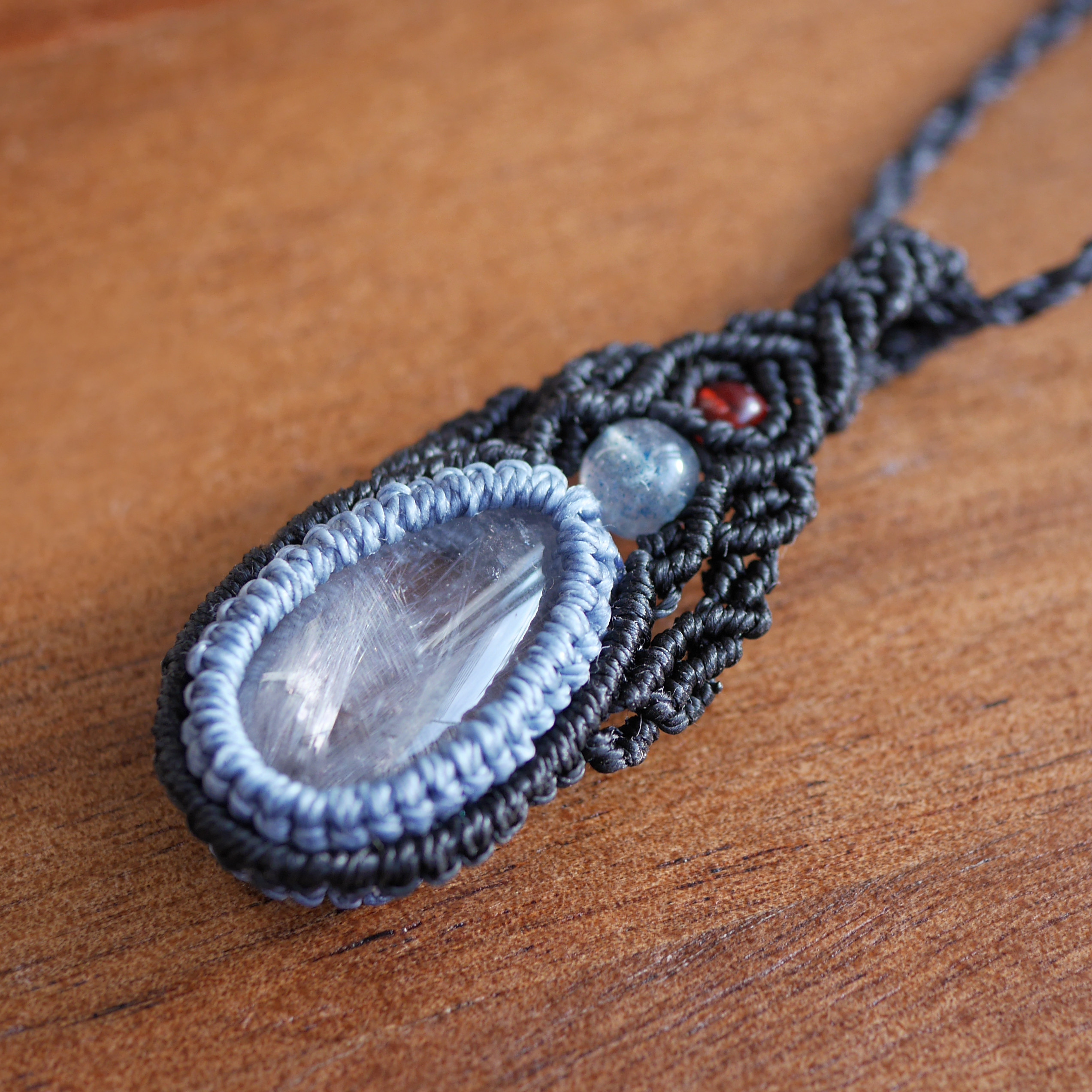 【2月特価】レア☆マクラメペンダント☆大粒 プラチナルチル（ブルッカイトインクォーツ）_220705