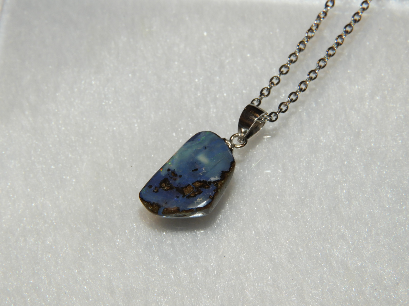 ちらりと見える遊色効果が魅了するオパールペンダントネックレス！メイドインジャパン！一点物　シルバー925　天然石１７