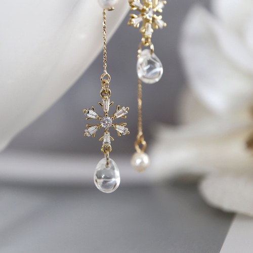 雪結晶の滴ピアス/イヤリング ピアス（フック・チェーン） hanahana