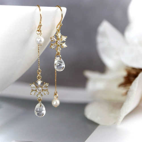 雪結晶の滴ピアス/イヤリング ピアス（フック・チェーン） hanahana