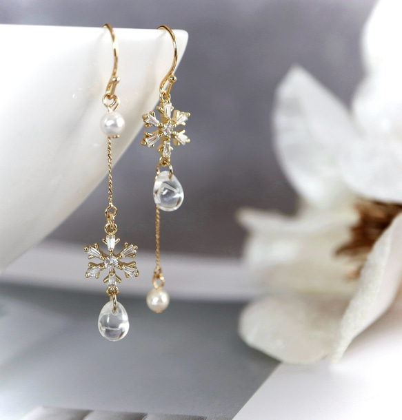 雪結晶の滴ピアス/イヤリング ピアス（フック・チェーン） hanahana