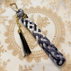 Tシャツヤーン編みスマホハンドストラップ｜フェイクレザータッセル