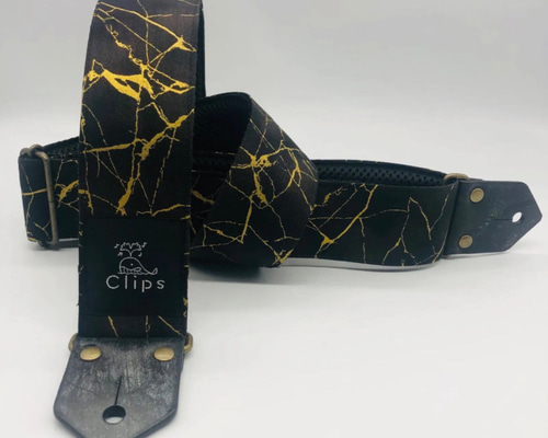 ヌメ革製　　ハンドメイド　　ギター・ベース用ストラップ　　イナズマ　　蓄光 イナズマ柄ブラックゴールド ギターストラップ 楽器・アクセサリ Clips