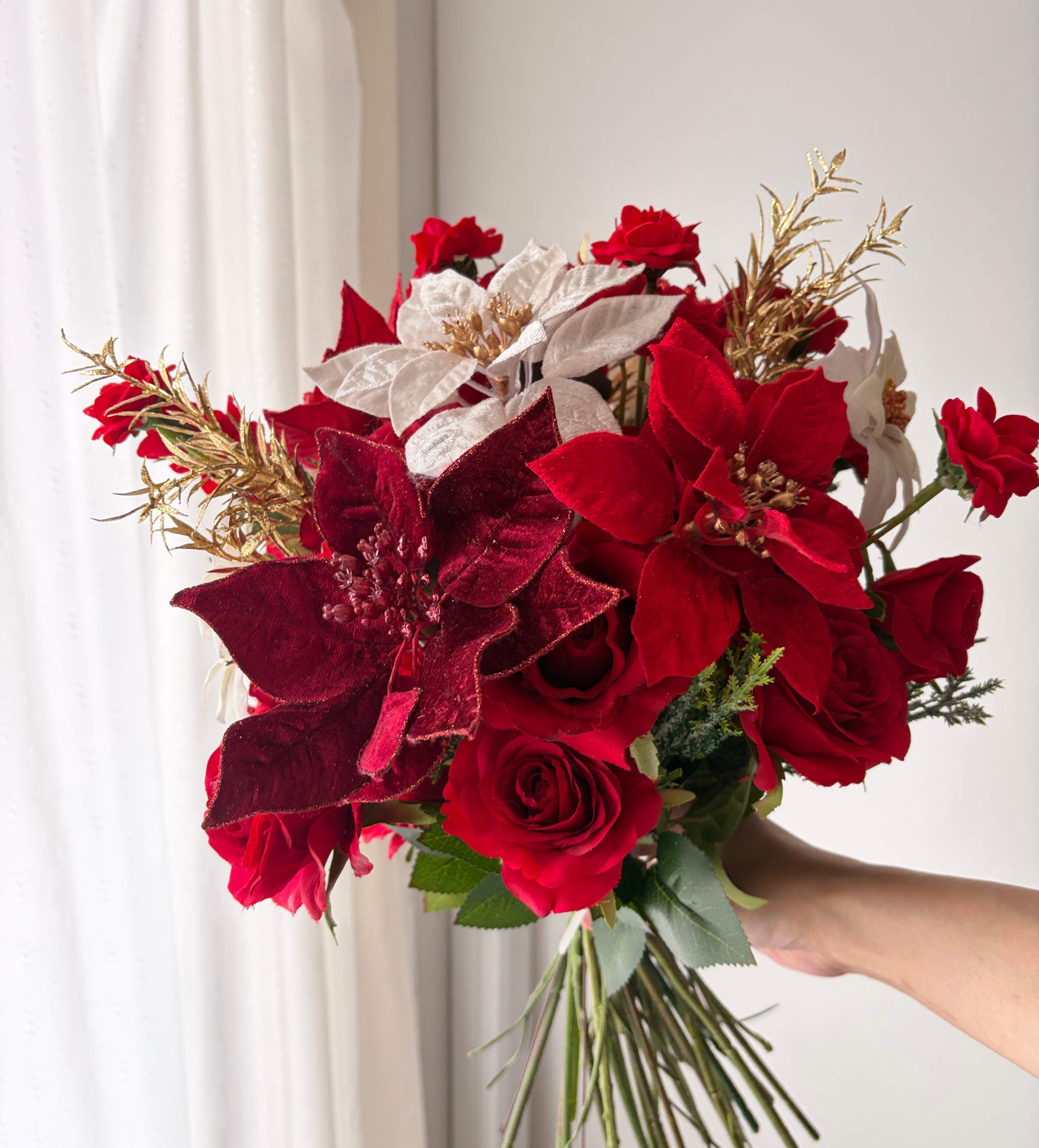 【受注生産】華やかクリスマスブーケ　アーティフィシャルフラワー（造花）ブートニア付き