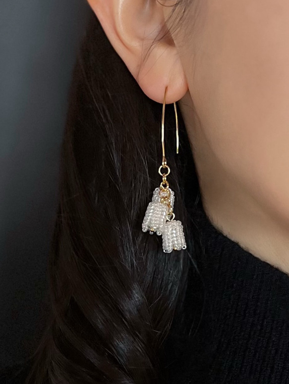 揺れるホワイトLilyのロングフックピアス お花 フラワー 白ビーズ