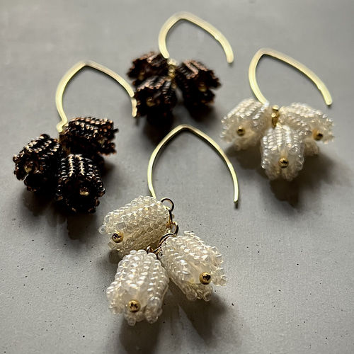 揺れるホワイトLilyのロングフックピアス お花 フラワー 白ビーズ