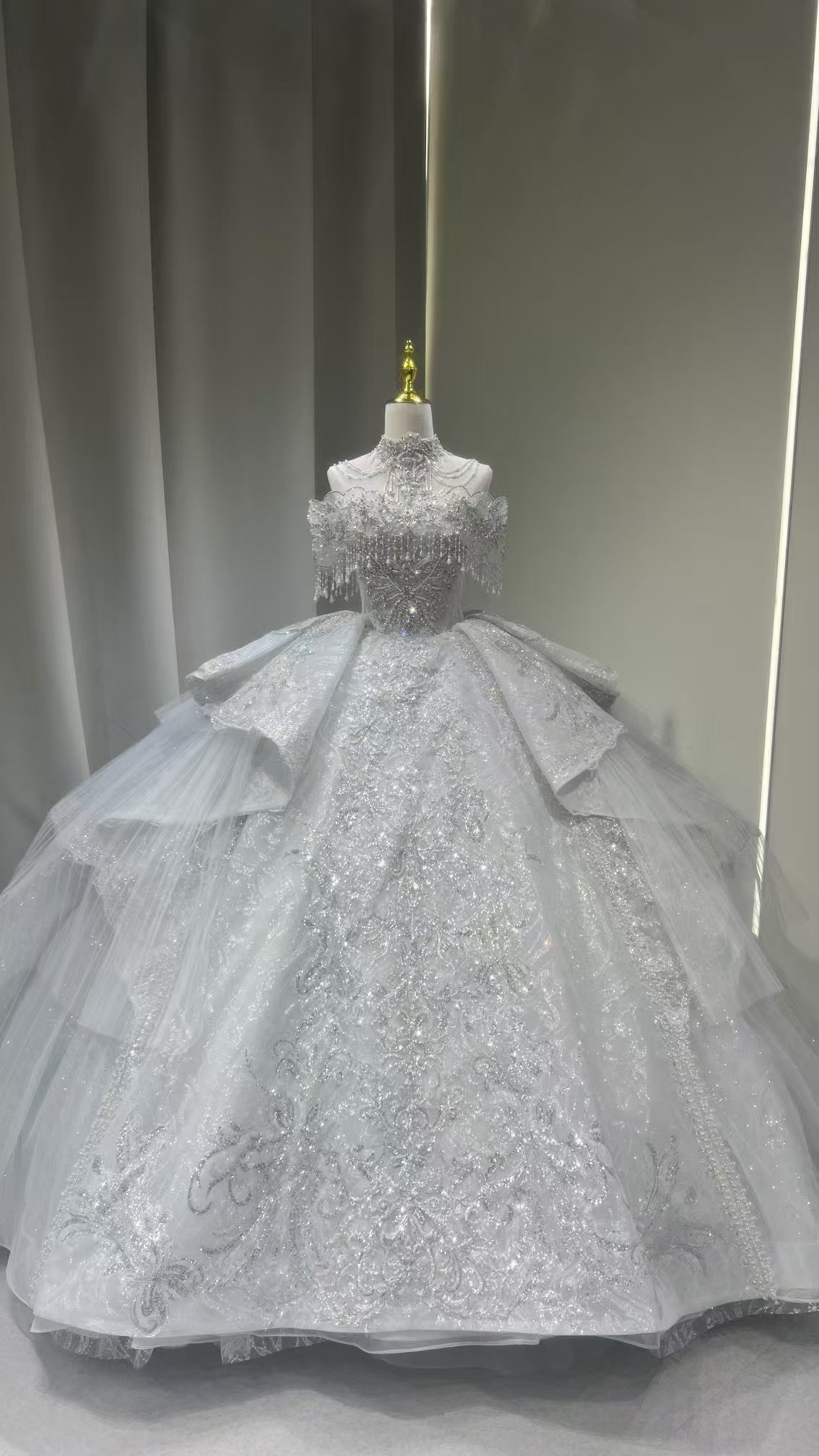 WEB限定　オフショルダー　女王派　キラキラドレス　グッリター　人気　目立つ　おしゃれなドレス　白　二の腕カバー　結婚式