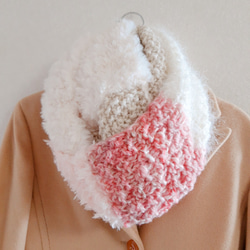 《手紡ぎ糸のピンクを差し色にしたスヌード》ふわもこ可愛い手編みスヌード　肌に優しい　あたたかいウール 日常使いに最適 1枚目の画像