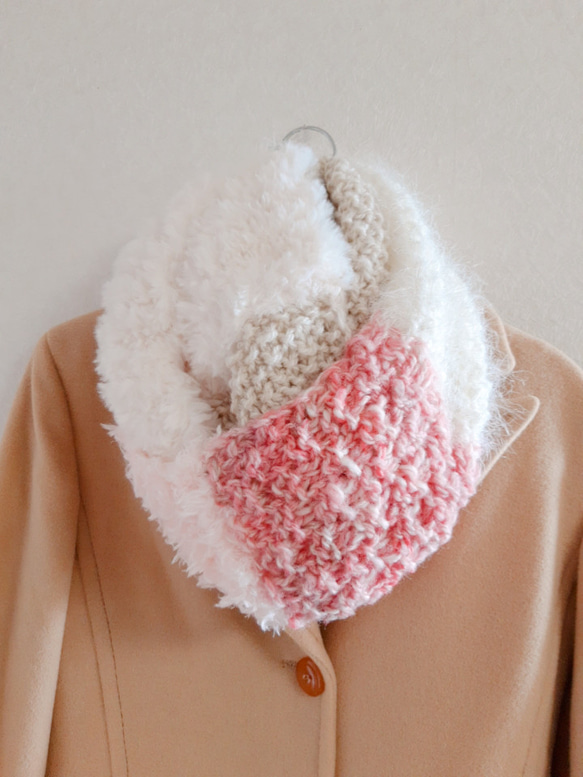 《手紡ぎ糸のピンクを差し色にしたスヌード》ふわもこ可愛い手編みスヌード　肌に優しい　あたたかいウール 日常使いに最適 1枚目の画像