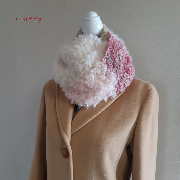 《手紡ぎ糸のピンクを差し色にしたスヌード》ふわもこ可愛い手編みスヌード　肌に優しい　あたたかいウール 日常使いに最適 2枚目の画像