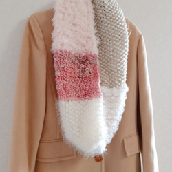 《手紡ぎ糸のピンクを差し色にしたスヌード》ふわもこ可愛い手編みスヌード　肌に優しい　あたたかいウール 日常使いに最適 4枚目の画像