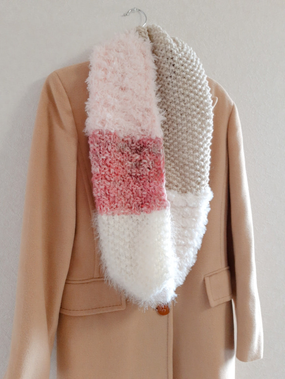 《手紡ぎ糸のピンクを差し色にしたスヌード》ふわもこ可愛い手編みスヌード　肌に優しい　あたたかいウール 日常使いに最適 4枚目の画像
