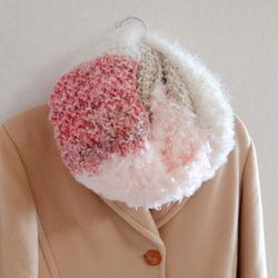 《手紡ぎ糸のピンクを差し色にしたスヌード》ふわもこ可愛い手編みスヌード　肌に優しい　あたたかいウール 日常使いに最適 3枚目の画像