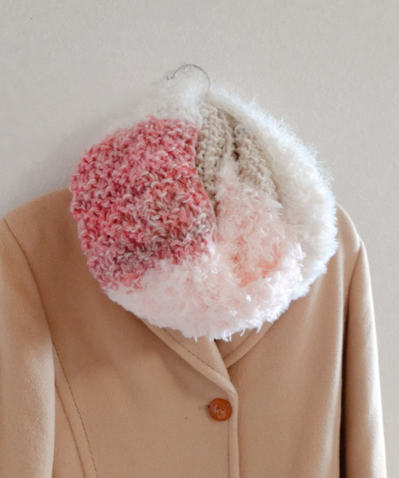 《手紡ぎ糸のピンクを差し色にしたスヌード》ふわもこ可愛い手編みスヌード　肌に優しい　あたたかいウール 日常使いに最適 3枚目の画像