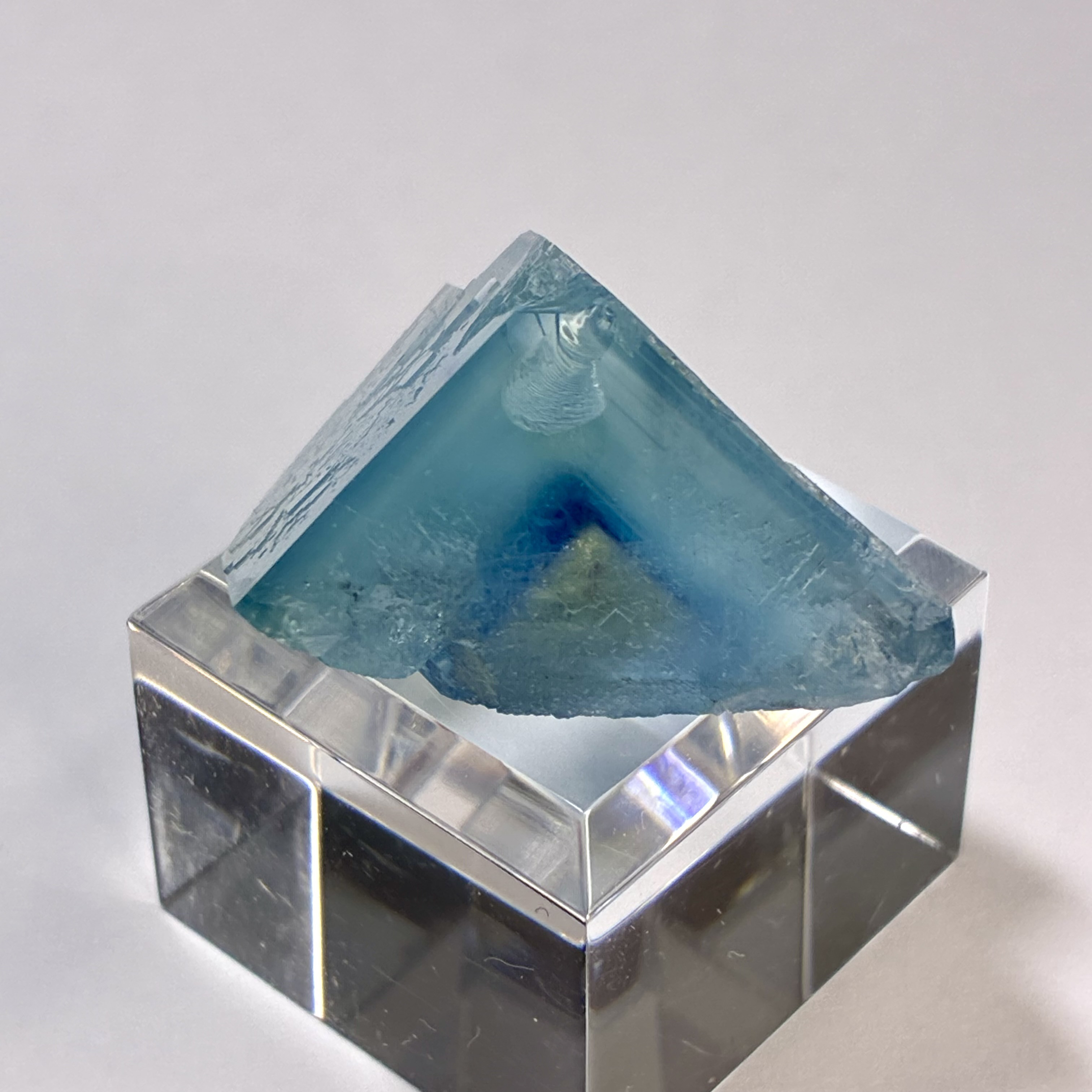 スペイン La Viesca Mine産フローライト 【一点物】 原石 鉱物 天然石 (No.1690)