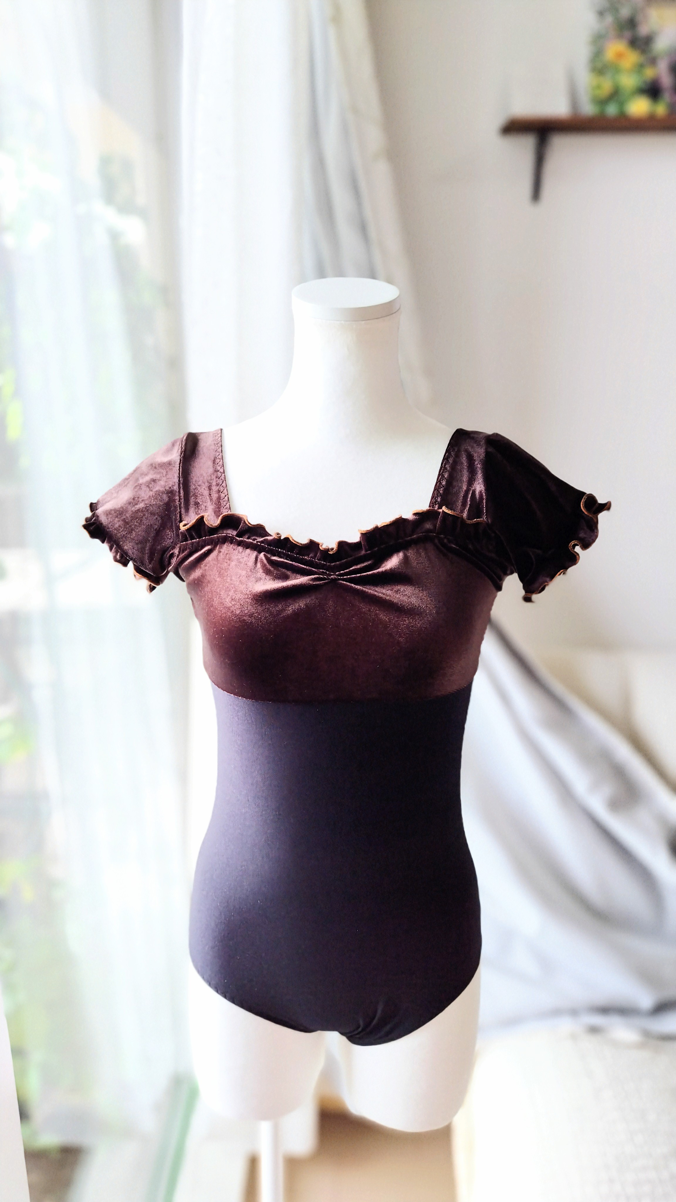 S～Mサイズ/こげ茶色ベロアとふりふりがチョコレートケーキのような娘役レオタード