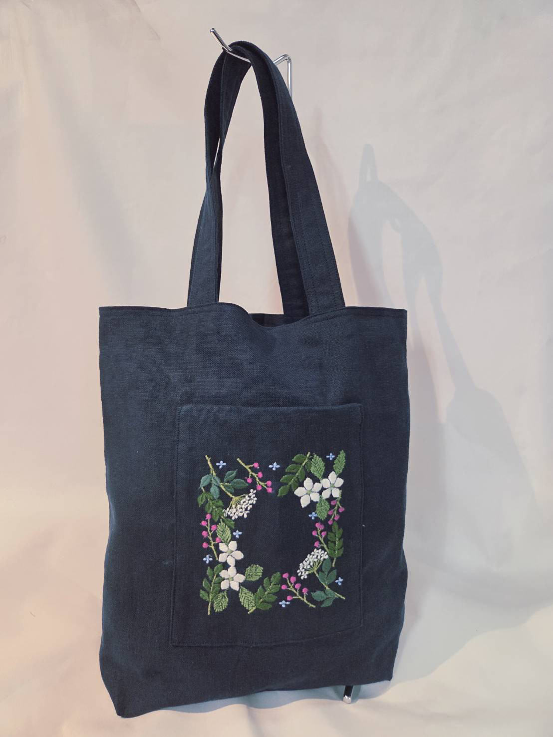和草花の刺繍入り肩掛けトートバッグ　3種　ネイビー　青紫　チャコールグレー　和モダン　クリスマス2025　冬色2025