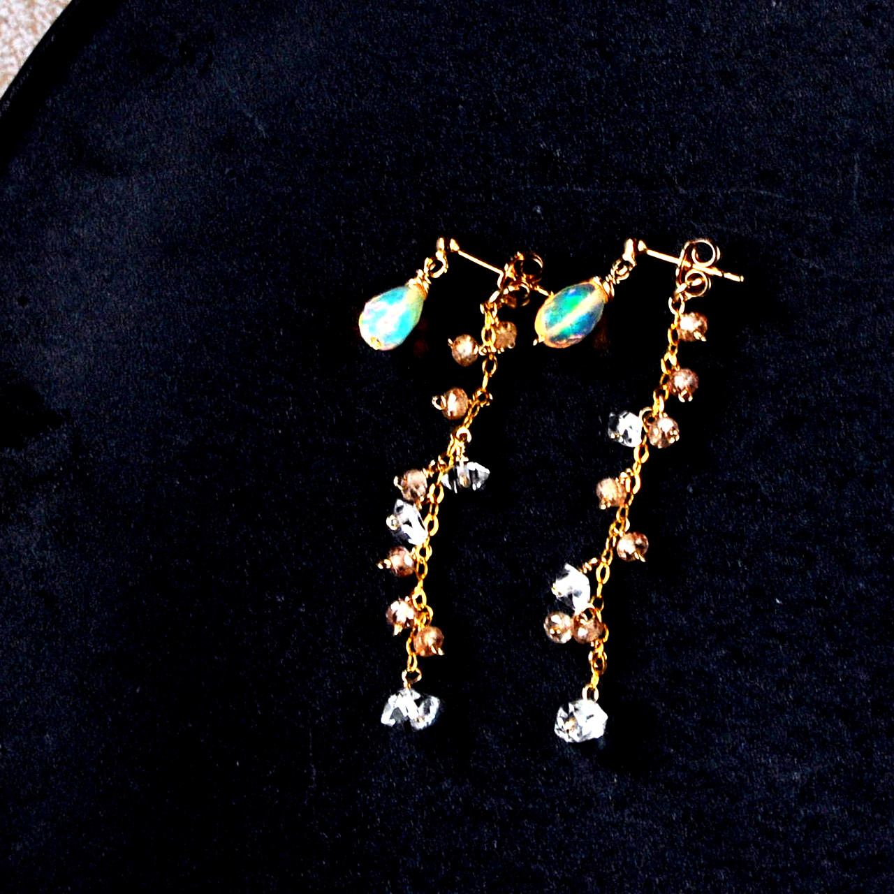 「聖夜の灯」　エチオピアプレシャスオパールx飾りキャッチ２WAYピアス