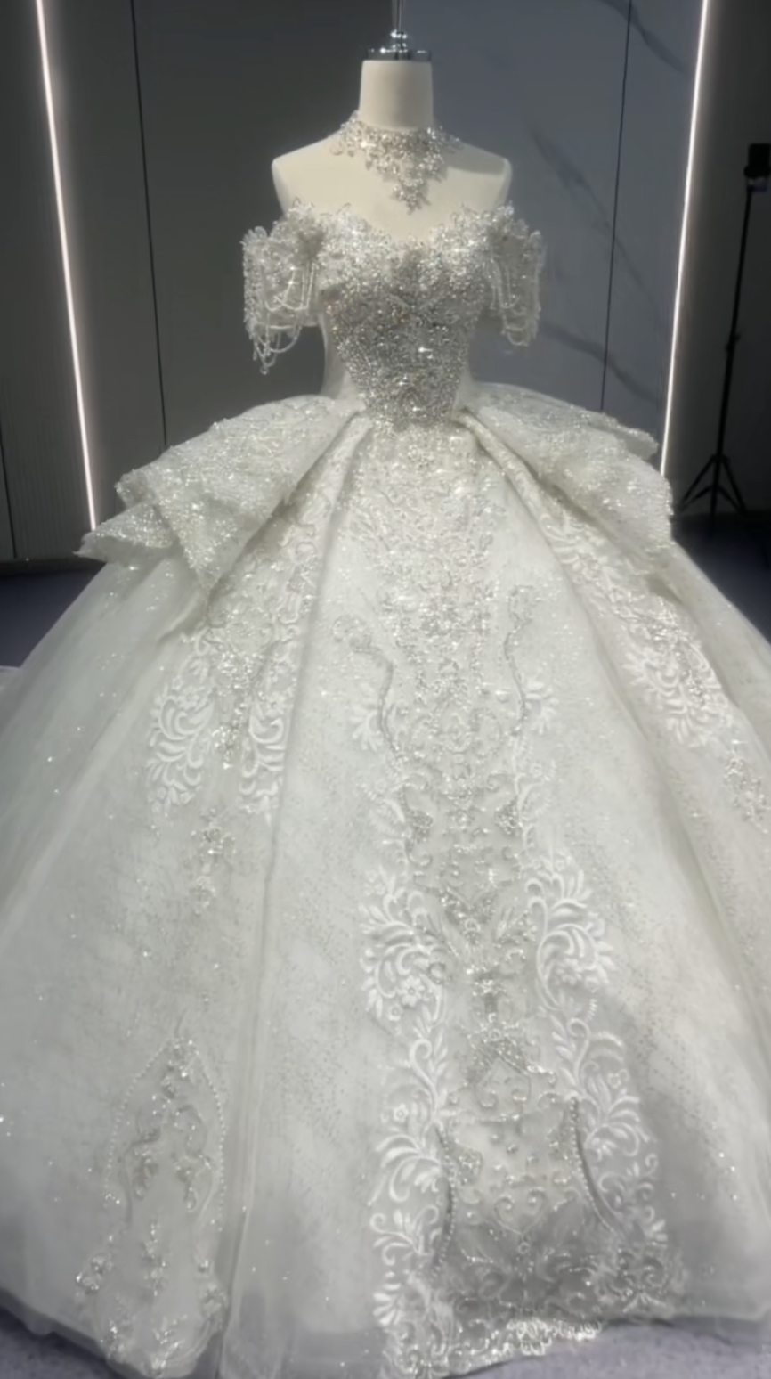 優雅　オフショルダー　魅惑のレース　白ホワイト　ふんわりチュール　エレガントな刺繍　二の腕カバー　編み上げサイズオーダー