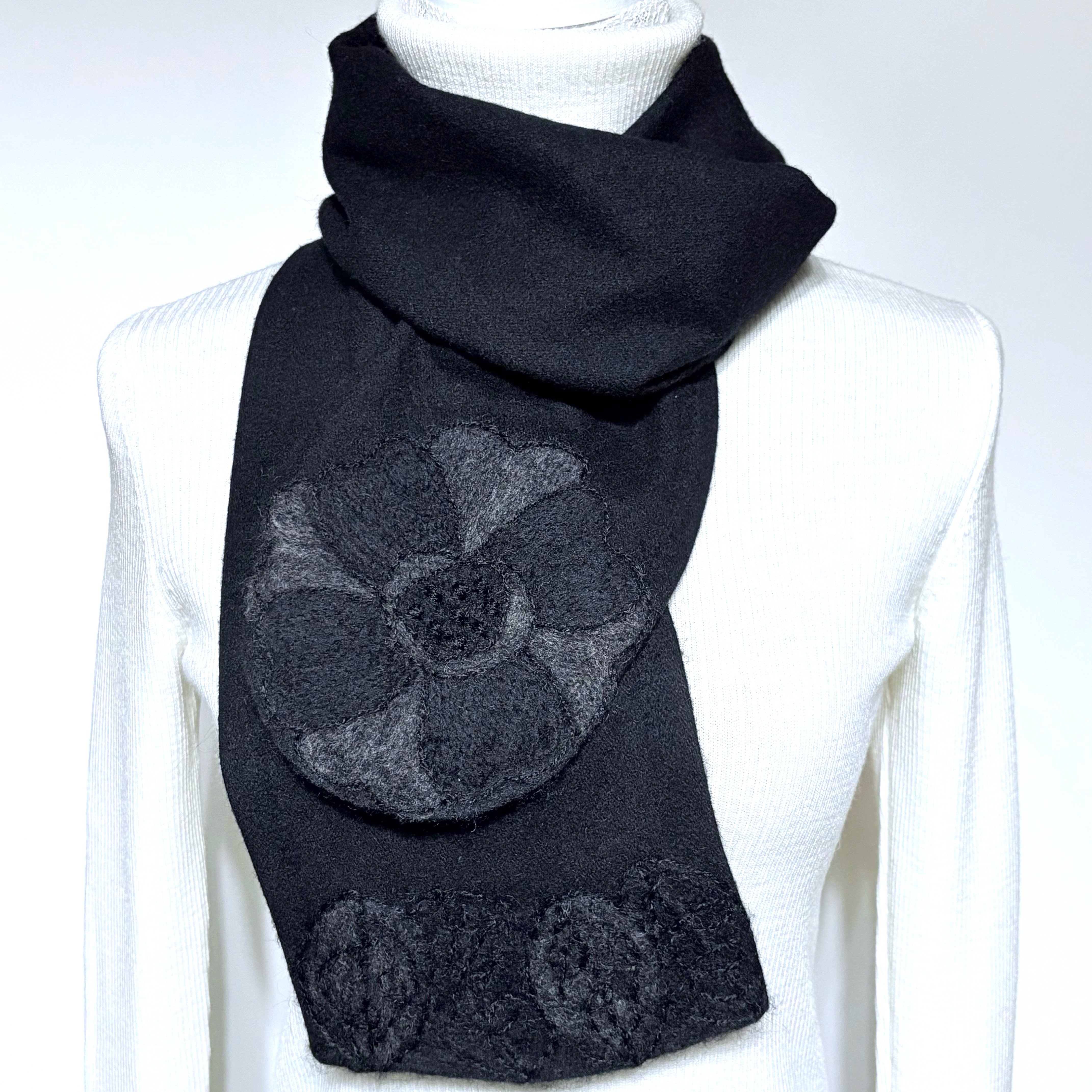 ＊フラワー&リーフ柄アクセントのウールマフラー