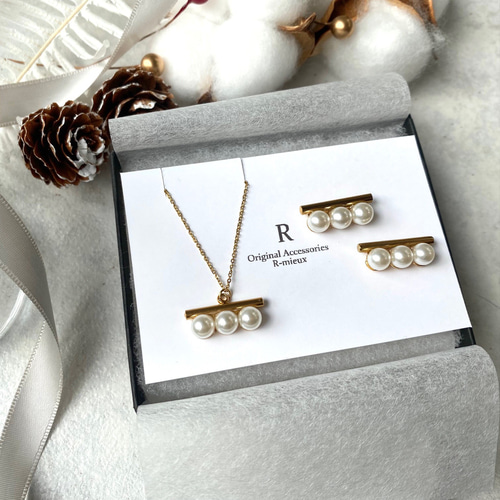 2点セット】バーと3連パールのピアス/イヤリング/ネックレス ホリデー