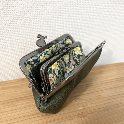 お札が二つ折りで収納できる、カードサイズの親子がまぐち財布（黒