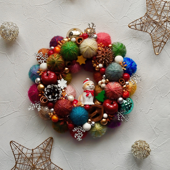 カラフルでにっこり☆毛糸玉のクリスマスリース〜おすまし猫サンタさん