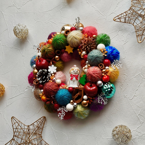 カラフルでにっこり☆毛糸玉のクリスマスリース〜おすまし猫サンタさん