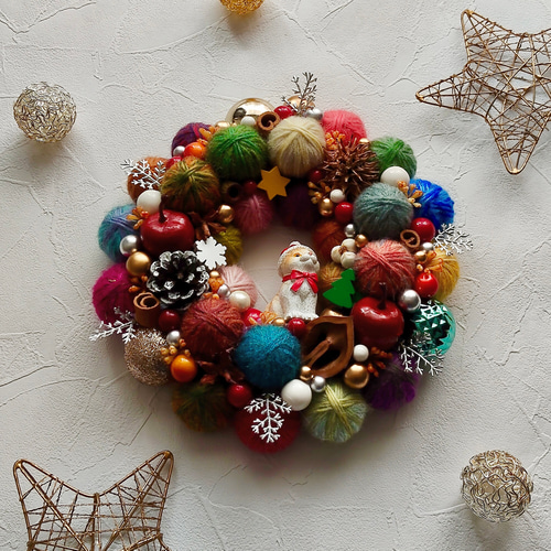カラフルでにっこり☆毛糸玉のクリスマスリース〜おすまし猫サンタさん