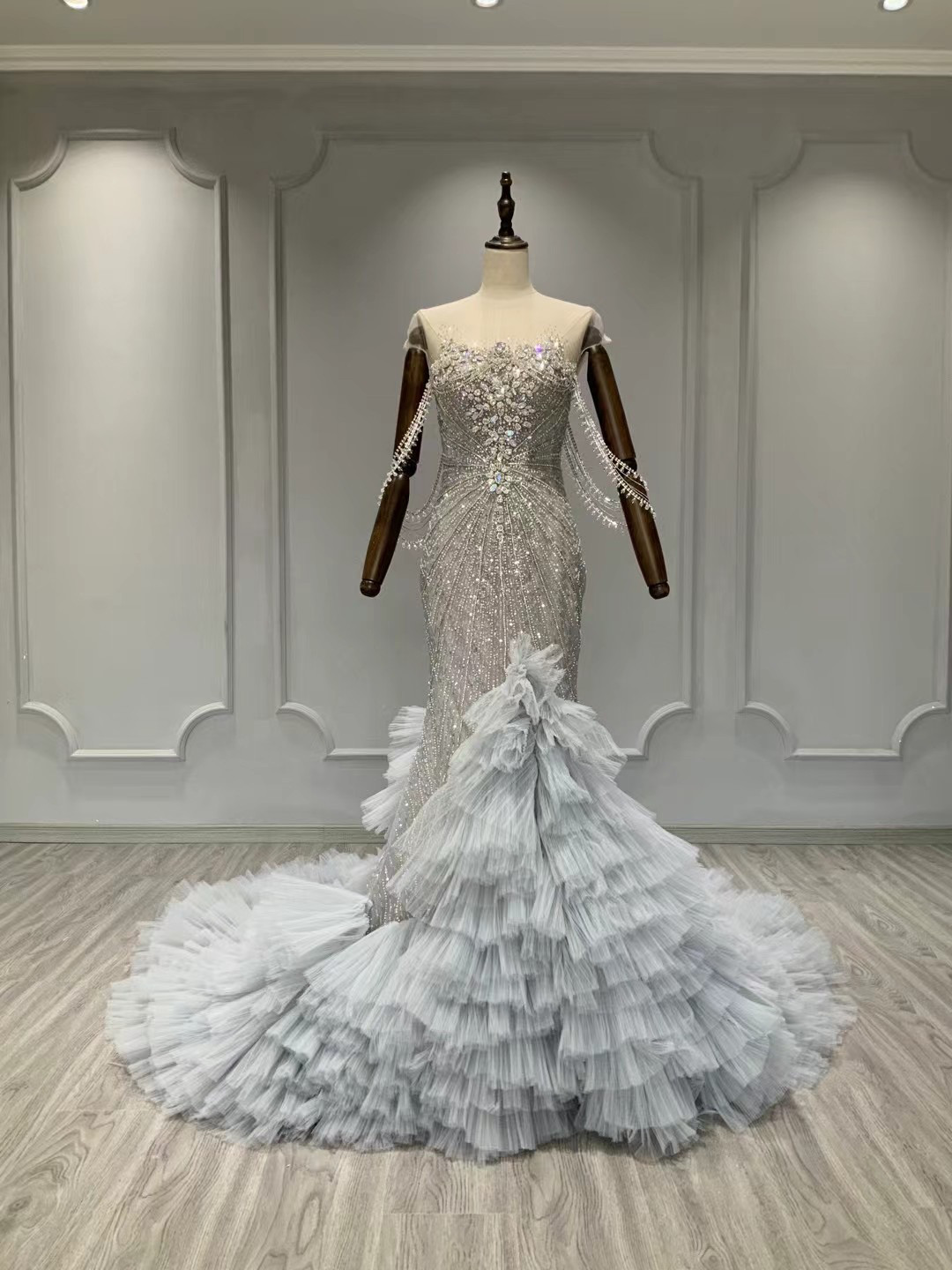 アシメドレス　華やかな引裾　トレーン　豪華なウェディングドレスギャザースカート　マーメイドドレス　たっぷりビジュー王道派