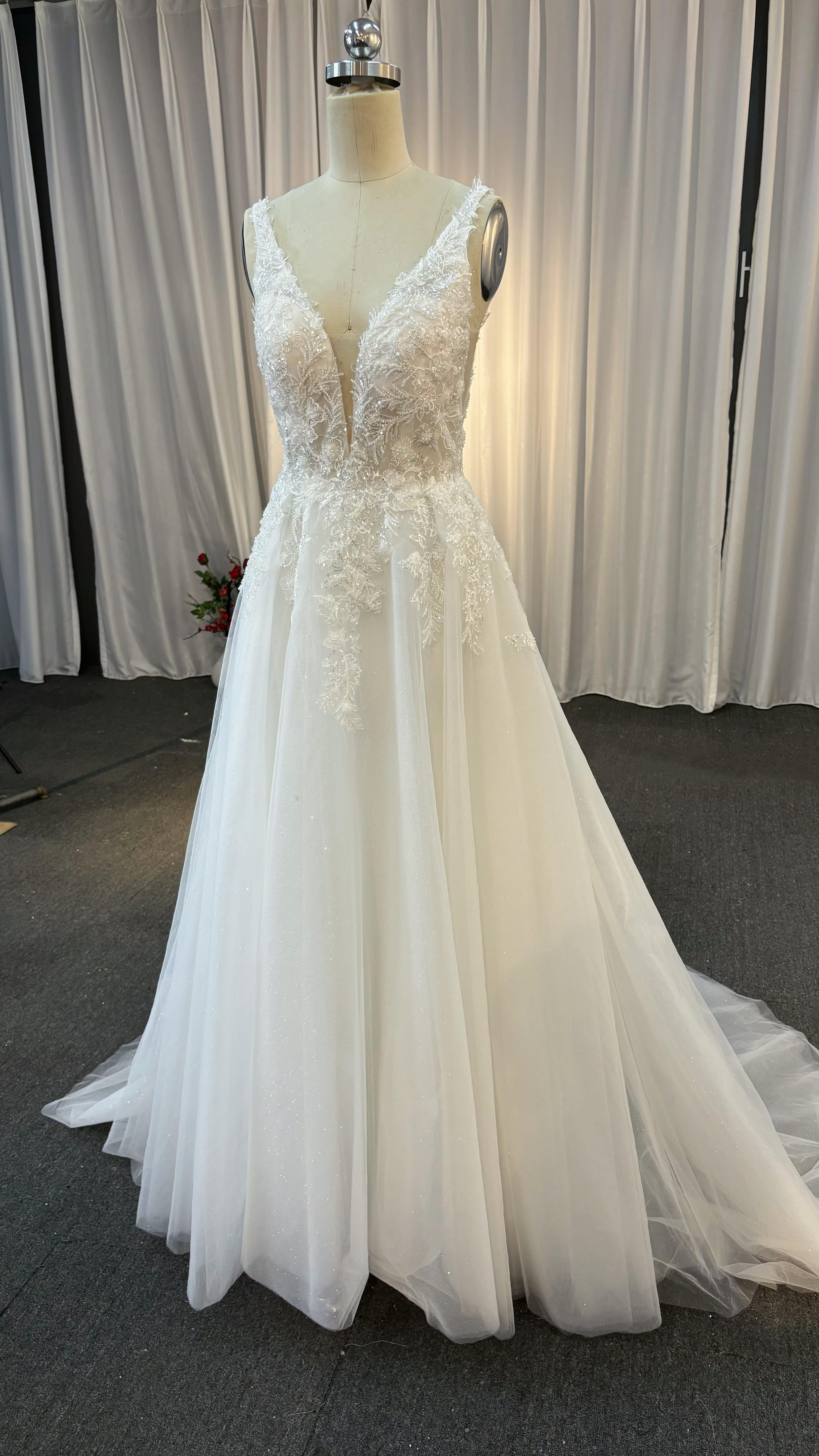 上品　キラキラレース　スパコール　背中見える　短いトレーン　白いウェディングドレス　ブライダル　花嫁　フラワー　可愛い