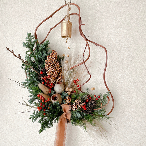 クリスマス ドライフラワーのリース 針葉樹 ベル つる スワッグ riisi