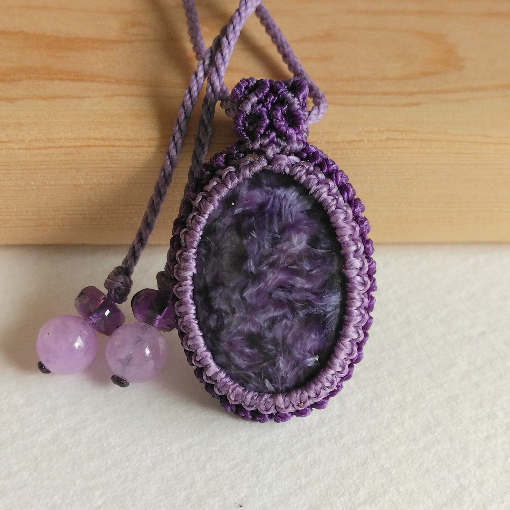 天然石ペンダント　チャロアイト　マクラメ編み　MP33