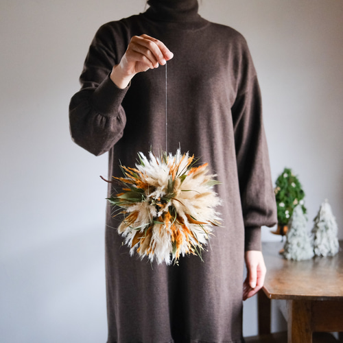 秋映】パンパスグラスとグレビレアのフライングボール リース 花 と 山